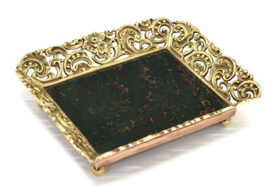 Lot 244 - 19th Century yellow metal and bloodstone pin tray
