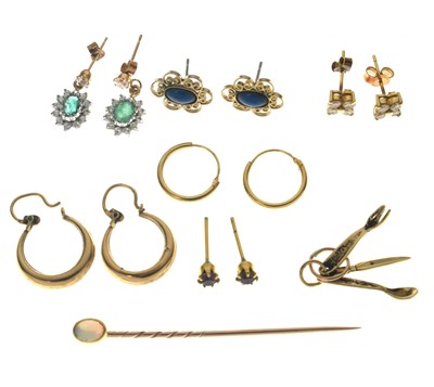 Lot 123 - Small group of gold and yellow metal jewellery