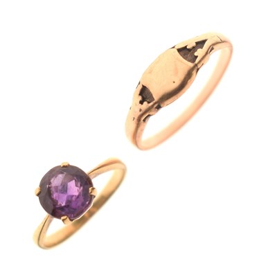 Lot 30 - Unmarked yellow metal signet ring and an amethyst-coloured single stone