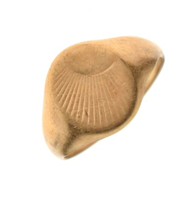 Lot 49 - Yellow metal signet ring