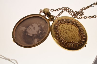 Lot 95 - Victorian unmarked yellow metal oval locket and '9c' tagged chain, etc