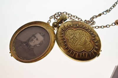 Lot 95 - Victorian unmarked yellow metal oval locket and '9c' tagged chain, etc