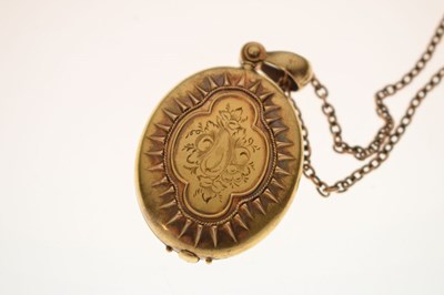 Lot 95 - Victorian unmarked yellow metal oval locket and '9c' tagged chain, etc
