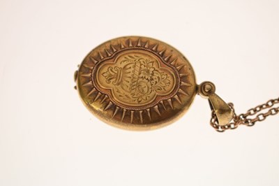 Lot 95 - Victorian unmarked yellow metal oval locket and '9c' tagged chain, etc