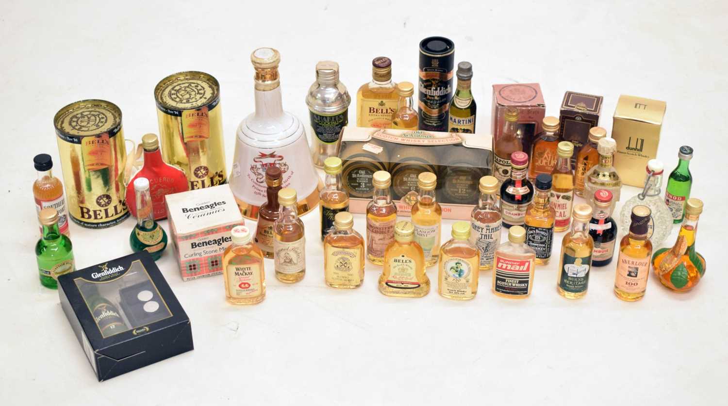 Lot 471 - Quantity of miniatures