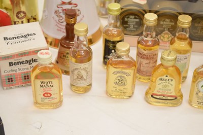 Lot 471 - Quantity of miniatures
