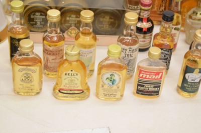 Lot 471 - Quantity of miniatures