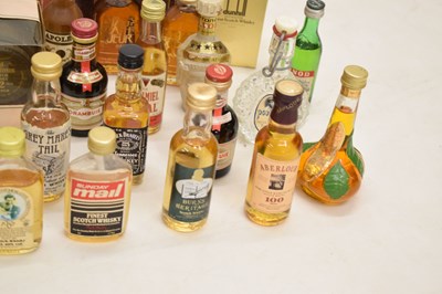 Lot 471 - Quantity of miniatures
