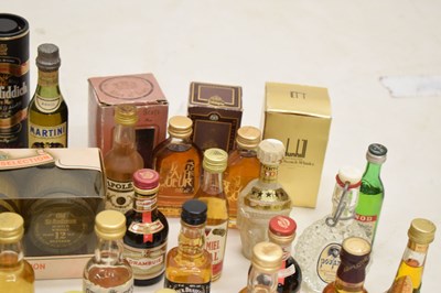Lot 471 - Quantity of miniatures