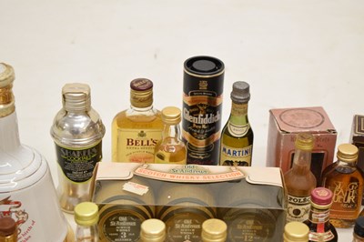Lot 471 - Quantity of miniatures