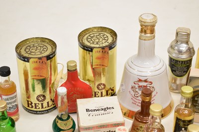 Lot 471 - Quantity of miniatures
