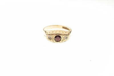 Lot 10 - 9ct gold ring