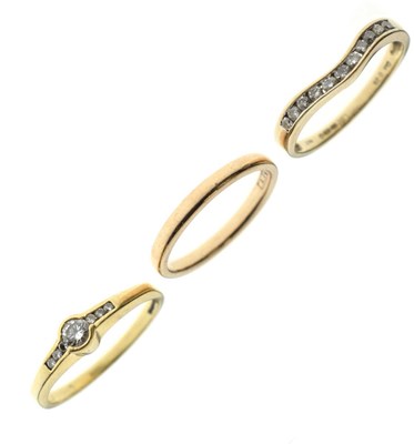 Lot 36 - Three gold rings, comprising an 18ct gold diamond single stone ring, etc