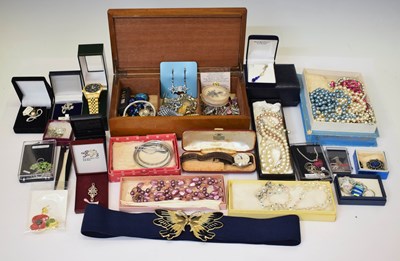 Lot 131 - Quantity of costume jewellery