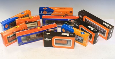 Lot 290 - Lima, Rivarossi & Roco 'HO' gauge mixed rolling stock & wagons