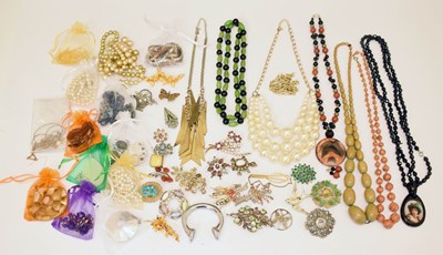 Lot 133 - Group of costume jewellery