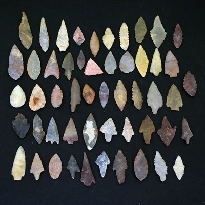 Lot 287 - Collection of hardstone primitive arrowheads