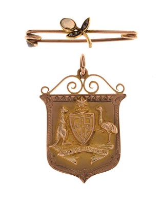 Lot 62 - 'Advance Australia' 9ct gold medallion, and an opal bar brooch