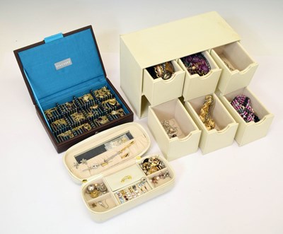 Lot 137 - Quantity of costume, 9ct gold and other jewellery