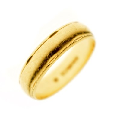 Lot 56 - 18ct gold wedding band