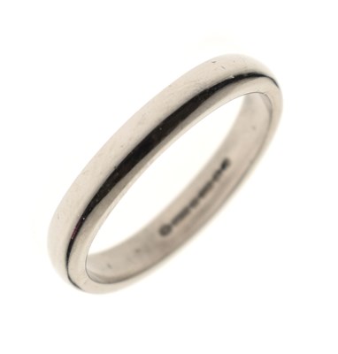 Lot 52 - 18ct white gold wedding band