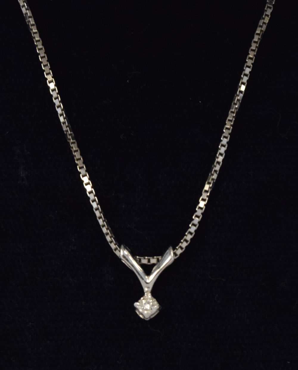 Lot 84 - Single stone diamond pendant