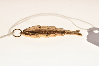 Lot 81 - Articulated yellow metal fish pendant
