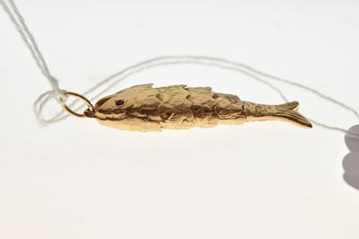 Lot 81 - Articulated yellow metal fish pendant
