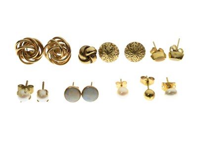 Lot 118 - Small group of yellow metal earrings