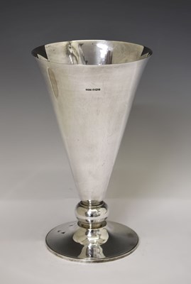 Lot Elizabeth II large silver vase