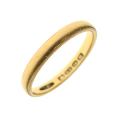 Lot 47 - 22ct gold wedding band