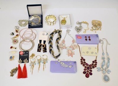 Lot 111 - Quantity of costume and fashion jewellery