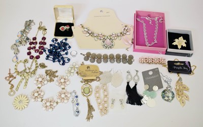 Lot 112 - Quantity of costume jewellery