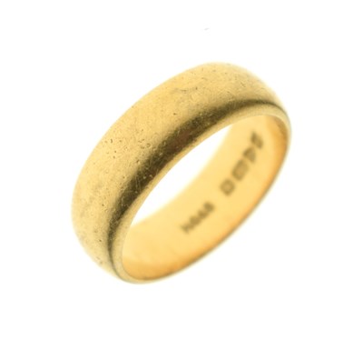 Lot 41 - 22ct gold wedding band