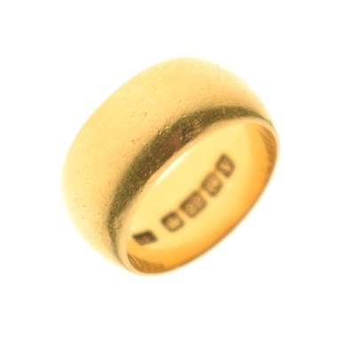 Lot 42 - 22ct gold wedding band