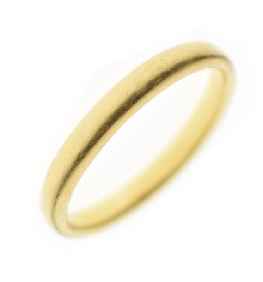 Lot 43 - 22ct gold wedding band