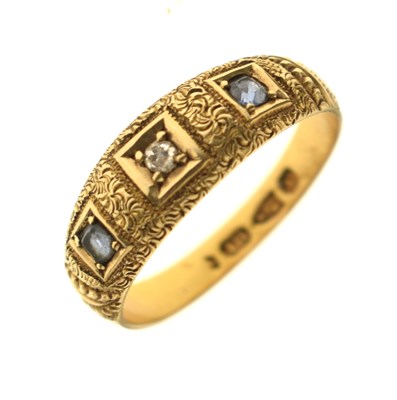 Lot 19 - Victorian three-stone 18ct gold ring