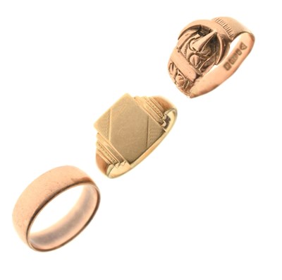 Lot 44 - Three 9ct gold rings