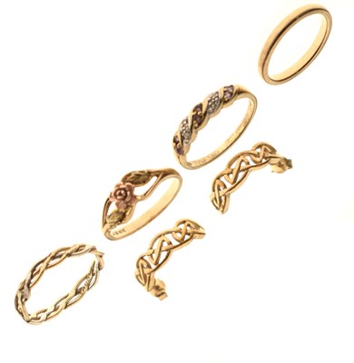 Lot 39 - Selection of rings and a pair of 9ct gold half hoop earrings (5)