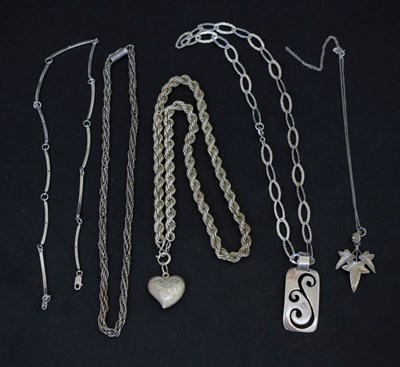 Lot 109 - Assorted silver and white metal jewellery