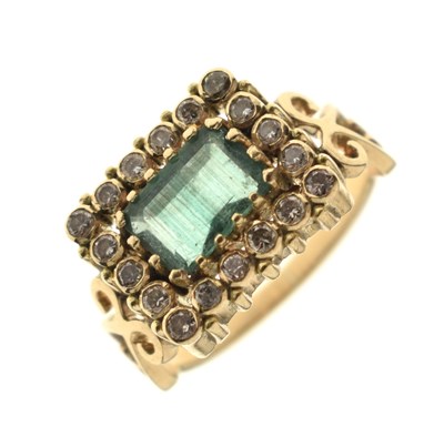 Lot 17 - Green stone and diamond unmarked yellow metal cluster ring