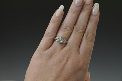 Lot 3 - Diamond solitaire platinum ring