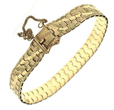 Lot 84 - 1960s 9ct gold flexible textured link bracelet