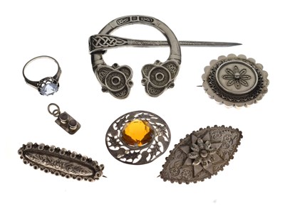 Lot 55 - Selection of silver jewellery to include a Victorian brooch and a Robert Allison (Iona) kilt pin