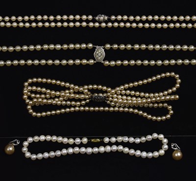 Lot 106 - Small group of pearl necklaces, including simulated and freshwater, etc