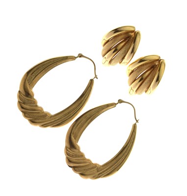 Lot 89 - Two pairs of gold and yellow metal earrings