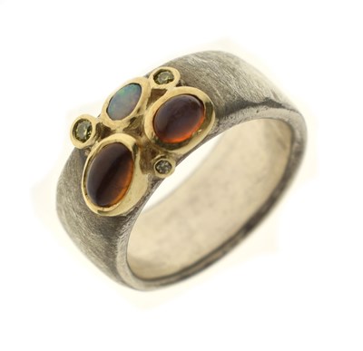 Lot Julia Beusch - Diamond and opal silver ring