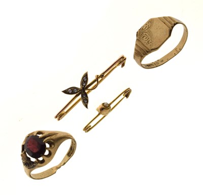 Lot 98 - Two 9ct gold rings and two brooches