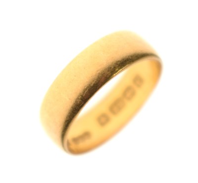 Lot 36 - 22ct gold wedding band