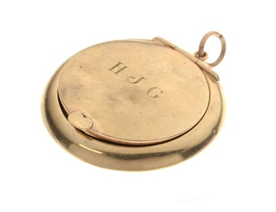 Lot 99 - George V 9ct gold circular compact